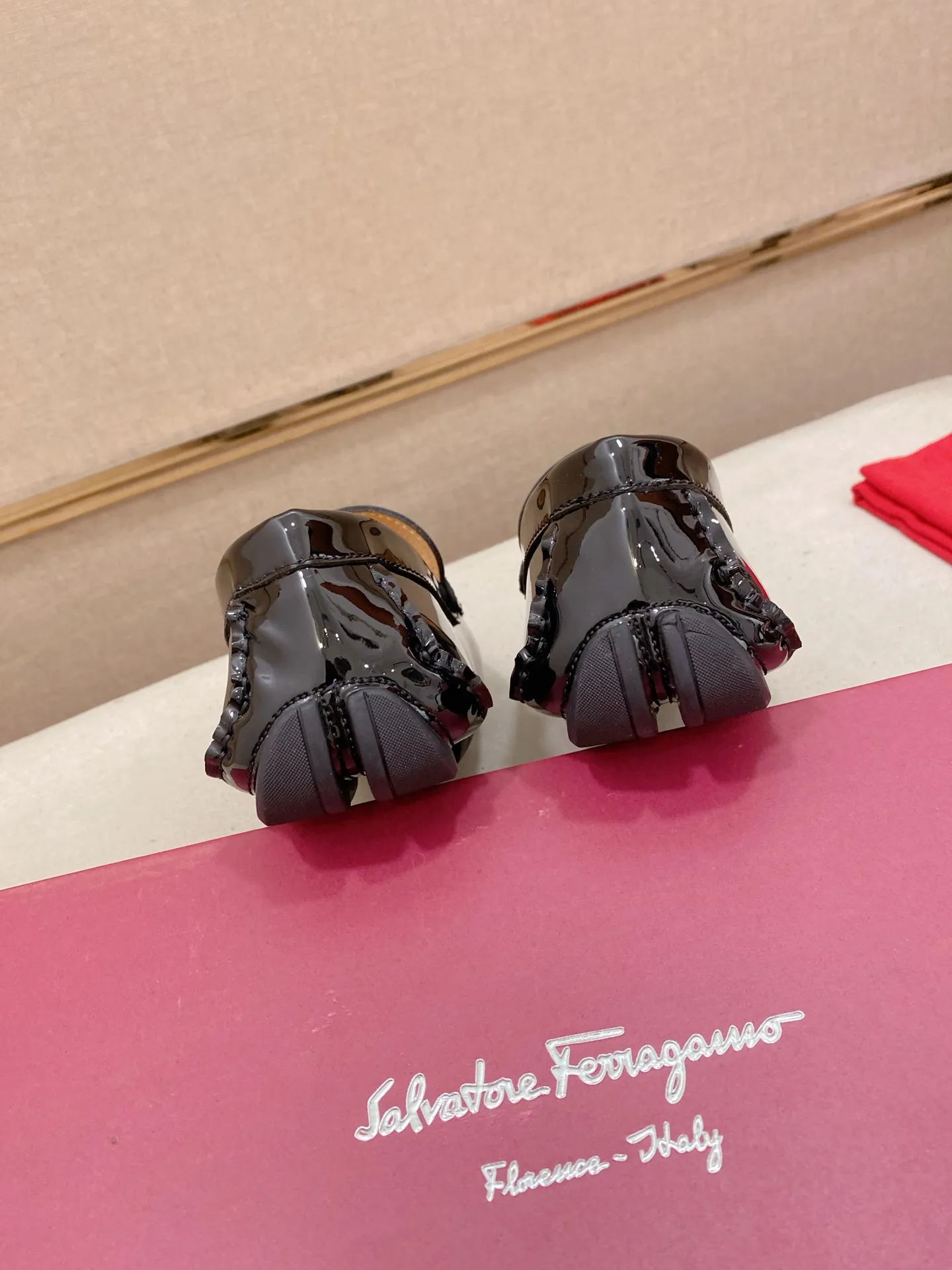Factory price: 540💰High-end quality! Ferragamo🆕🆕Exclusive hot-selling products in stock🔥🔥New products on the shelves, high-quality Ferragamo men's pea shoes, high-end casual driving shoes, with complete packaging! 💪 💪 Material: imported first-layer cowhide 🐂 + imported high-quality water-dyed cowhide lining + wear-resistant outsole 👍🏻👍🏻 Features: high-end and comfortable, purely handmade 🚀 🚀 Create the perfect shoe that suits you best 🔥 🔥 Size: (38-44) 45 standard size can be customized!